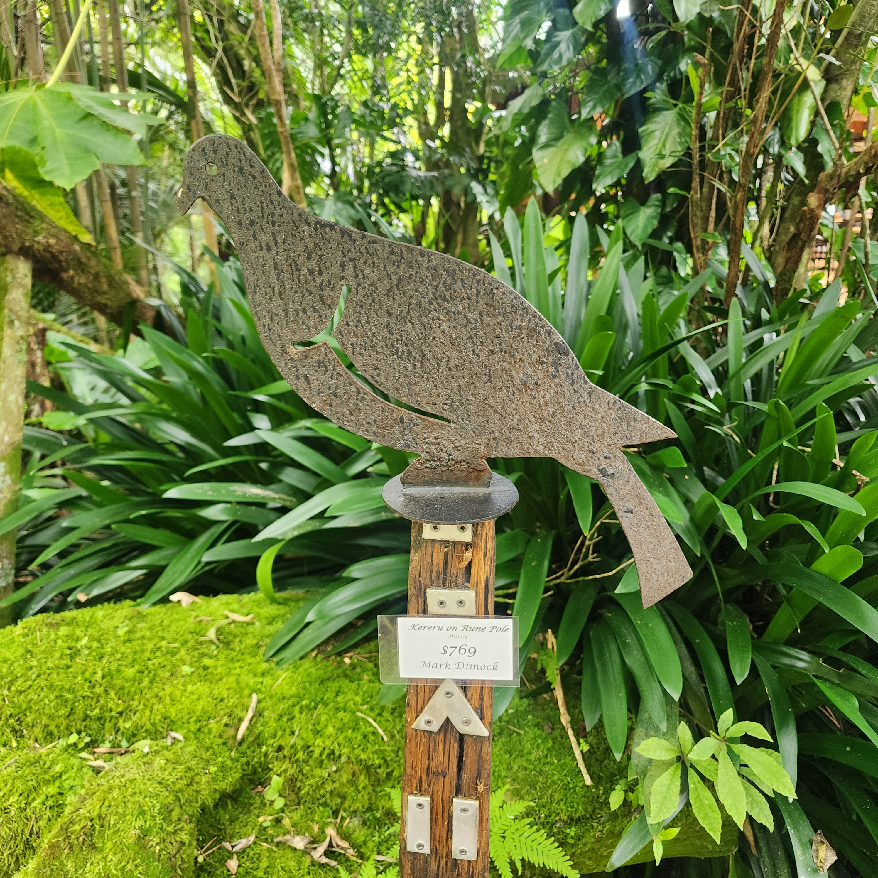 Kereru on Rune Pole