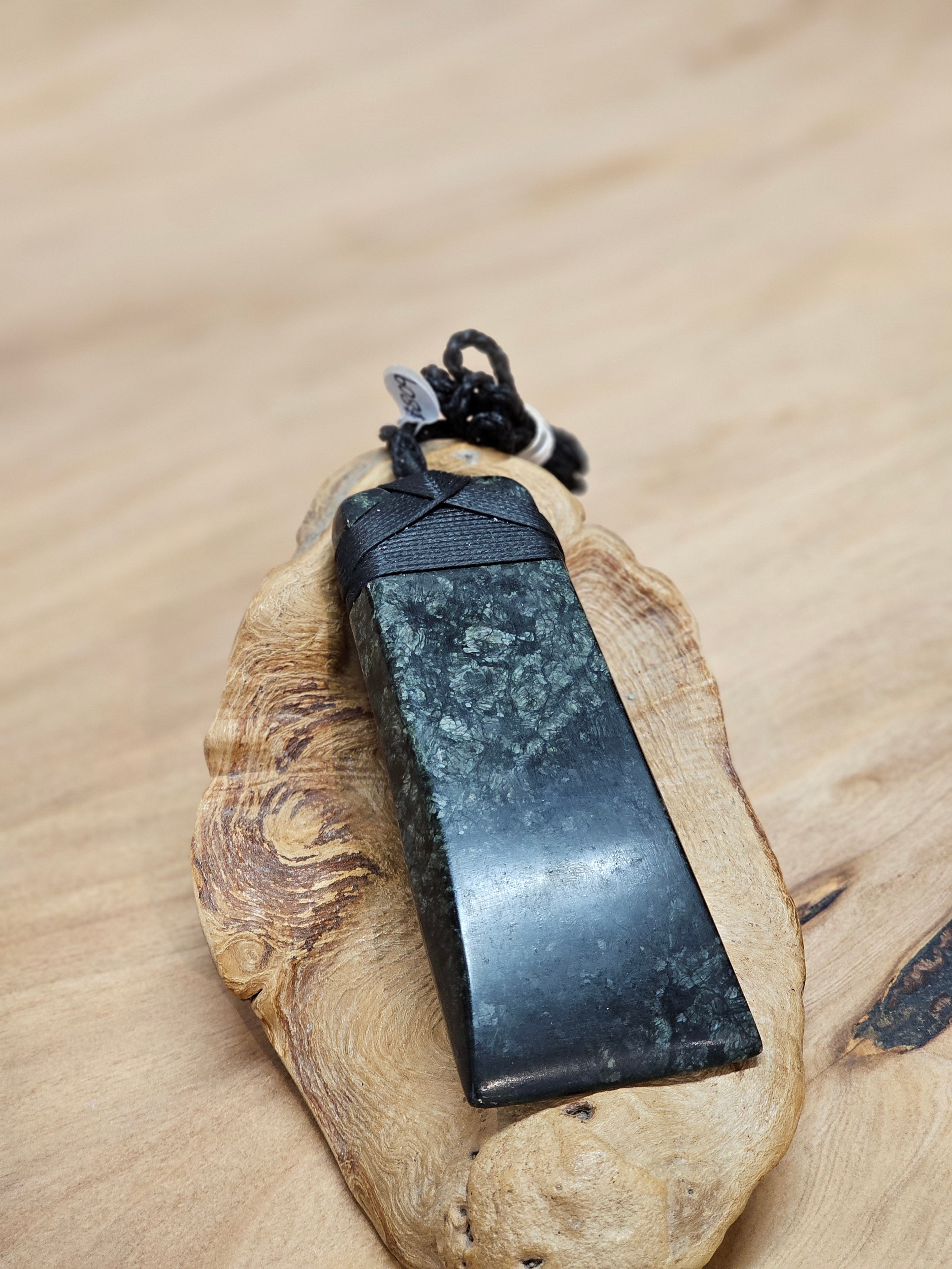 XXL Sculptural Toki Pounamu