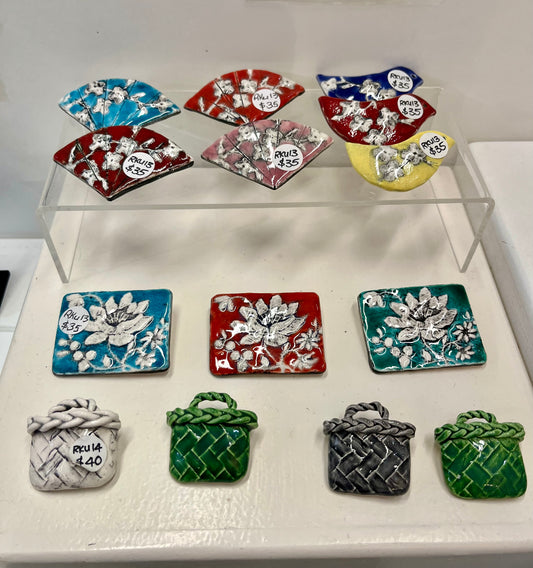 Brooches from 435